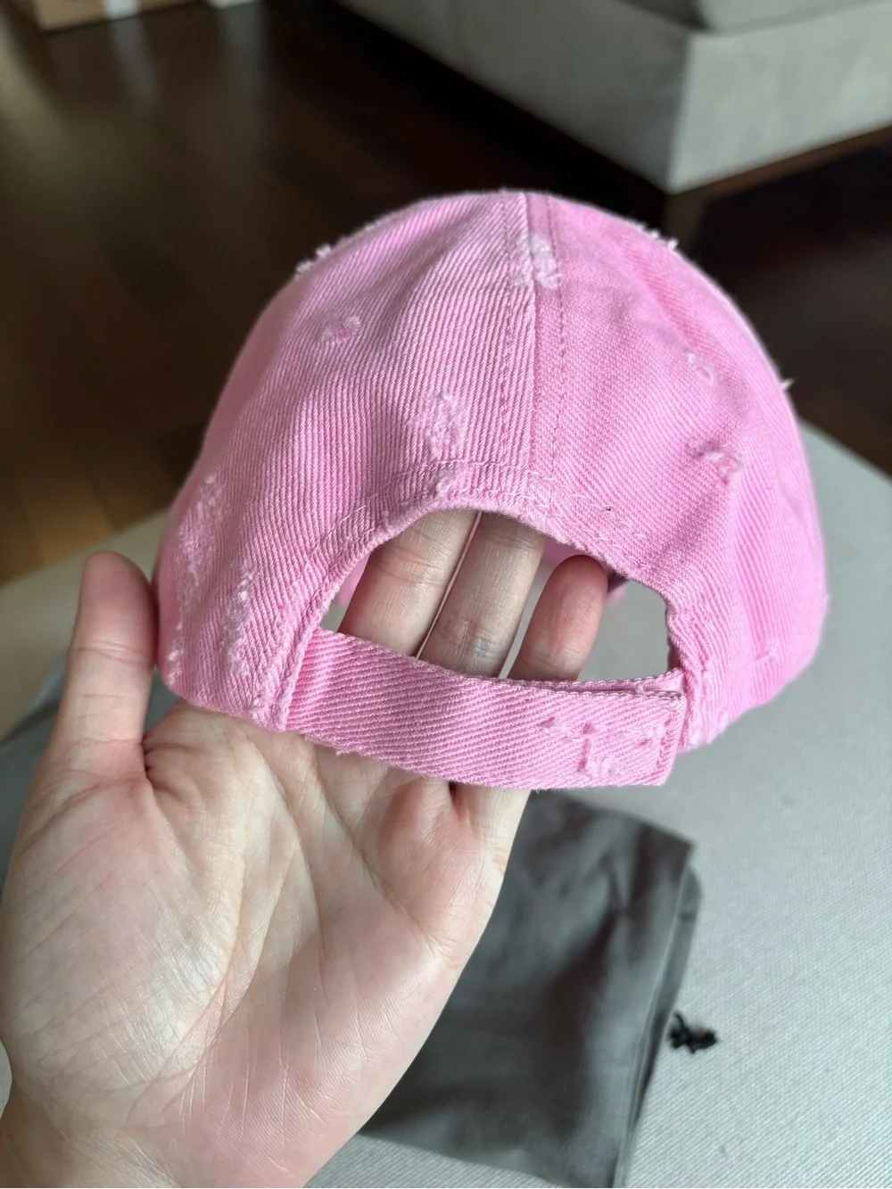 Balenciaga Unisex Laurel Baseball Cap Distressed Baby Pink Logo One Size - Picture 4 of 14